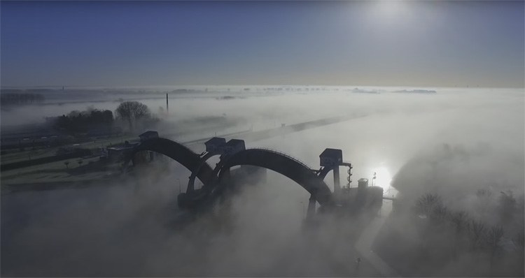 Dronevideo van sluis- en stuwcomplex bij Hagestein