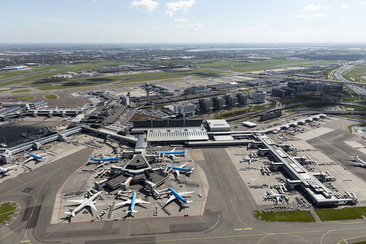 Dronepiloot staande gehouden voor vliegen bij Schiphol